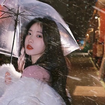 小鬼头上的女人